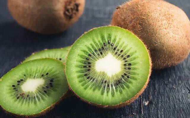 કીવી માત્ર રોગપ્રતિકારક શક્તિને જ મજબુત બનાવતું નથી પરંતુ તે પુષ્કળ પોષણ આપીને ત્વચાને સ્વસ્થ અને સુંદર પણ બનાવે છે. દરરોજ બે કીવી ફળ ખાવાથી તમે ઘણા ફાયદા મેળવી શકો છો.
