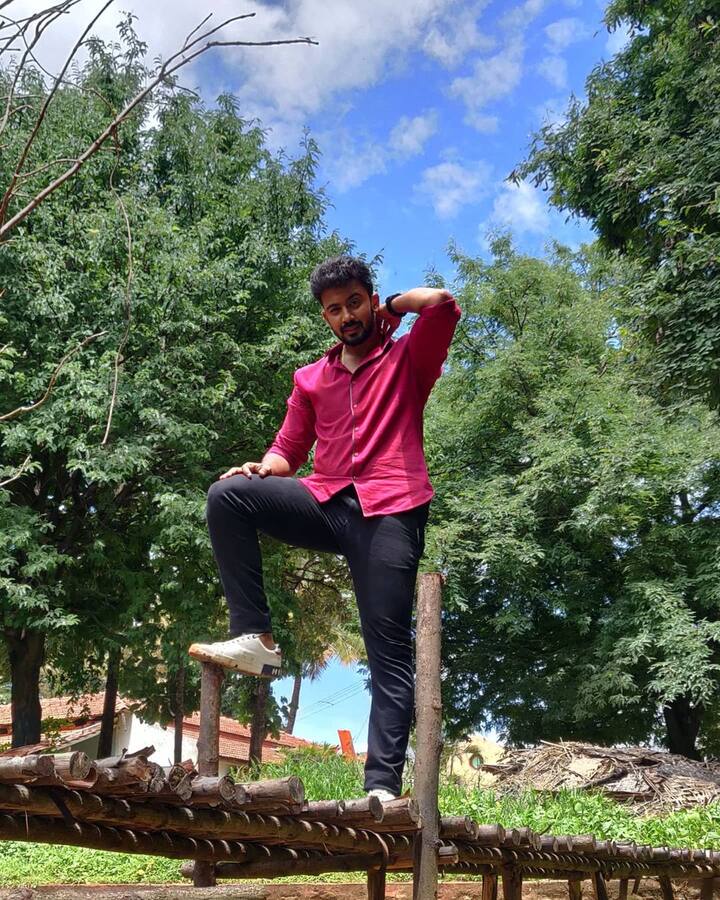 1996 ఆగస్టులో జన్మించిన నిరంజన్ విద్యాభ్యాసం మొత్తం తాను పుట్టిన బెంగళూరులోనే జరిగింది. నిరంజన్ తల్లి టీచర్, తండ్రి క్యాటరింగ్ బిజినెస్ చేసేవాడు.