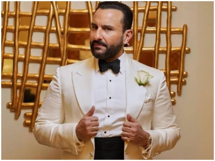 Saif Ali Khan Fan Pushes Him To Get A Selfie actor almost fell Watch Video Selfie लेने की चक्कर में हद पार कर गया फैन, गिरते-गिरते बचे सैफ अली खान...देखें Video