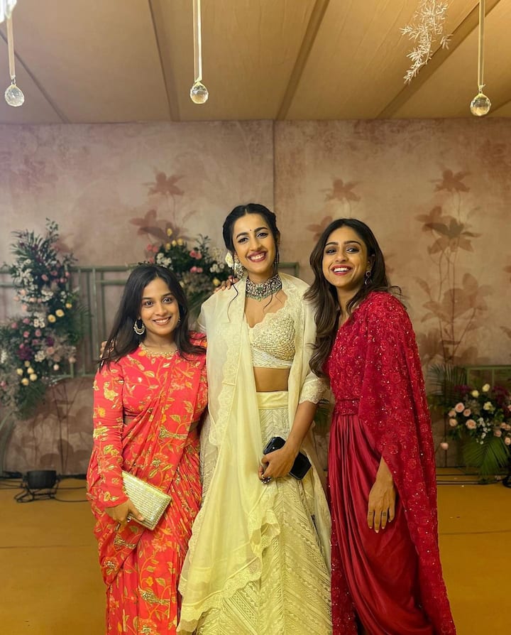 నిహారిక ఫ్రెండ్స్ (Image Credit: Vithika sheru/ Instagram)