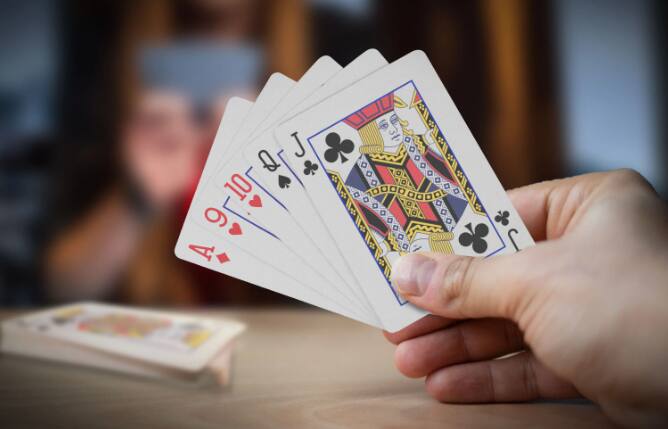 अनेकदा लोक दिवाळीच्या रात्री पूजेनंतर घरी बसून पत्ते किंवा जुगार खेळतात. अनेक ठिकाणी असं करणं हा परंपरेचा भाग आहे. पण असं करणं चुकीचं आहे.