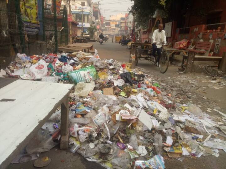 पुराने गुरुग्राम में हालात यह है कि लोगों को गंदगी के बीच से होकर गुजरना पड़ता है.दिपाली की खरीददारी के लिए इन बाजारों में रोजाना हजारों लोग आते हैं.