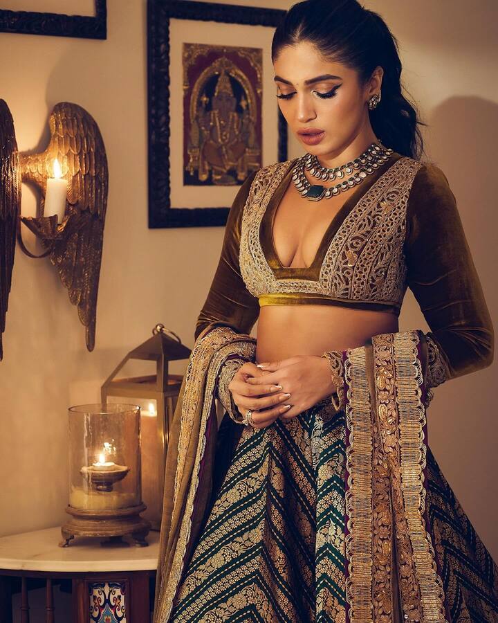 Bhumi's outfit and jewellery is from the house of Manish Malhotra.