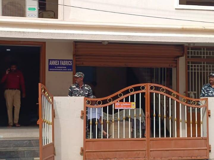 Karur Minister A.V. velu 5th day raid at home and office of people related TNN கரூரில் அமைச்சர் எ.வ. வேலுக்கு தொடர்புடையவர்களின் வீடு, அலுவலத்தில் 5ம் நாள்  சோதனை