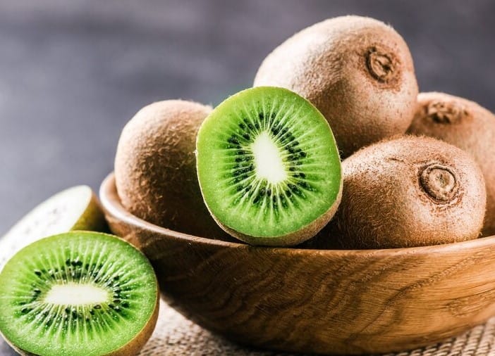 જે લોકોને ઊંઘ નથી આવતી તેમના માટે કીવી એક ઉત્તમ ફળ છે. તેમાં જોવા મળતું સેરોટોનિન સારી ઊંઘ લેવામાં મદદ કરે છે અને તેના સેવનથી મન પણ શાંત અને હળવાશ અનુભવે છે.