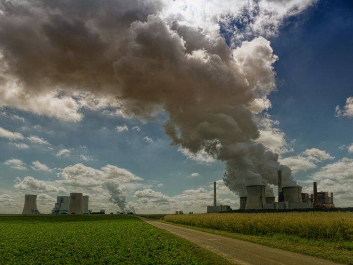 कोहरे का धुएं के साथ मिश्रण होने पर धुंध (Smog) का निर्माण होता है. स्मॉग, फॉग और स्मोक यानी कोहरे और धुएं के कॉम्बिनेशन से बनता है. इसमें खतरनाक और जानलेवा गैसें जैसे बेन्जीन और सल्फर डाइऑक्साइड आदि भारी मात्रा में पाई जाती हैं.