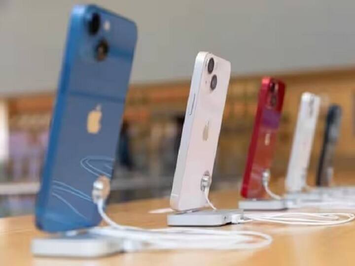 Apple iPhone 13 : एप्पल के इस आईफोन की कीमत 59,900 रुपये है, जिसे आप 15 प्रतिशत के डिस्काउंट पर 50,749 रुपये में खरीद सकते हैं. Apple iPhone 13 में आपको 128GB की स्टोरेज मिलेगी. साथ ही इस फोन को आप 2460 रुपये की ईएमआई पर भी खरीद सकते हैं.