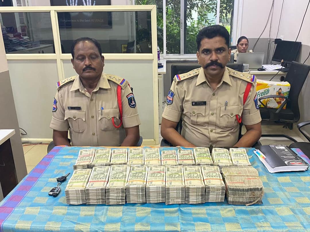 Balanagar SOT Team Seized 50 Lakhs Cash In Dundigal Cash Seize: కారులో రూ.50 లక్షలు, సినిమా స్టైల్లో చేజింగ్