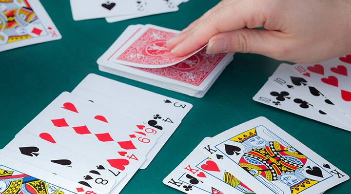 दिवाळीच्या पवित्र दिवशी जुगार खेळणं अशुभ आहे. जुगारामुळे पांडवांना वनवास भोगावा लागला आणि नंतर महाभारत युद्ध झालं.