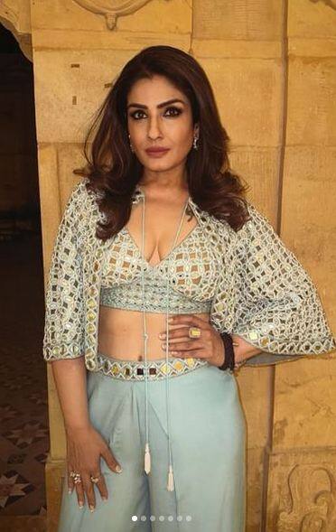 ਰਵੀਨਾ ਟੰਡਨ ਜਦੋਂ ਵੀ ਆਪਣੀਆਂ ਤਸਵੀਰਾਂ ਅਤੇ ਵੀਡੀਓਜ਼ ਇੰਸਟਾਗ੍ਰਾਮ 'ਤੇ ਸ਼ੇਅਰ ਕਰਦੀ ਹੈ ਤਾਂ ਪ੍ਰਸ਼ੰਸਕ ਉਸ ਦੇ ਹਰ ਲੁੱਕ 'ਤੇ ਦਿਲ ਹਾਰ ਜਾਂਦੇ ਹਨ। ਹਾਲ ਹੀ 'ਚ ਅਭਿਨੇਤਰੀ ਨੇ ਸੋਸ਼ਲ ਮੀਡੀਆ 'ਤੇ ਆਪਣਾ ਲੇਟੈਸਟ ਫੋਟੋਸ਼ੂਟ ਪੋਸਟ ਕਰਕੇ ਇੰਟਰਨੈੱਟ 'ਤੇ ਤਹਿਲਕਾ ਮਚਾ ਦਿੱਤਾ ਹੈ।