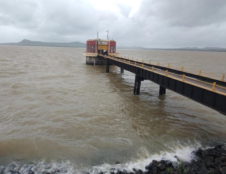 Nashik Latest News Uncertainty about releasing water from Nashik dams to Jayakwadi remains, next hearing on December 5 Nashik Water Issue : नाशिकमधून जायकवाडीला पाणी सोडण्याचा तिढा कायम, 28 नोव्हेंबरपर्यंत म्हणणं मांडा, 5 डिसेंबरला सुनावणी 