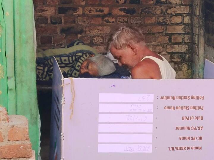 MP Election 2023: जबलपुर में 102 की बुजुर्ग ने किया मतदान, कब तक चलेगा विशेष कैटेगरी में वोटिंग का यह अभियान MP Election 2023 102 year old woman casts vote in Jabalpur know how voting in mp November 7 to November 10 ANN MP Election 2023: जबलपुर में 102 की बुजुर्ग ने किया मतदान, कब तक चलेगा विशेष कैटेगरी में वोटिंग का यह अभियान