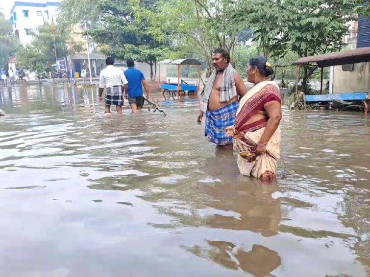 Residents suffer due to heavy rains in Erode due to flood water ஈரோட்டில் கொட்டி தீர்த்த கனமழை ; குடியிருப்புகளை சூழ்ந்த வெள்ள நீர்: மக்கள் அவதி