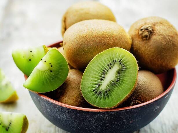 કીવી એક ખૂબ જ પૌષ્ટિક ફળ છે. તેમાં વિટામિન A, B, C, K અને વિટામિન B6 મળી આવે છે. આટલું જ નહીં, તેમાં ભરપૂર પ્રમાણમાં ફાઈબર, ઝિંક, ફોસ્ફરસ અને મેગ્નેશિયમ પણ જોવા મળે છે, જે શરીરને મજબૂત બનાવવા માટે ખૂબ જ મહત્વપૂર્ણ કહેવાય છે. કીવીમાં જોવા મળતા એન્ટી-ઓક્સીડેન્ટ્સ શરીરમાં ફ્રી રેડિકલની વૃદ્ધિને અટકાવે છે, જે ઘણી બીમારીઓને દૂર રાખે છે.