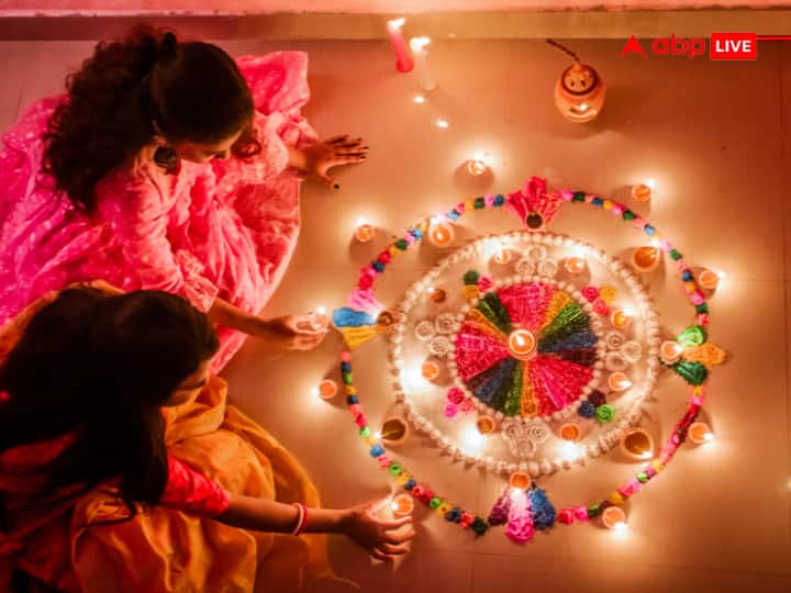 दिवाली को खुशियों से भरने के लिए अपने घरों को रंगोली से सजाते हैं. लोग एक दूसरे के घरों में पार्टी का आयोजन करते हैं.