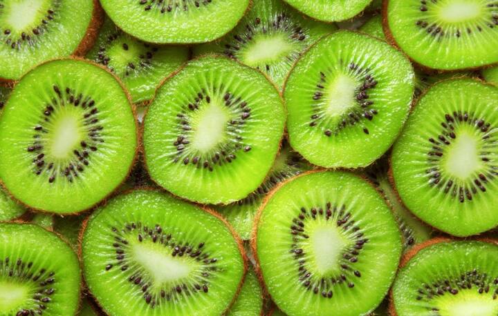 Kiwi Fruit: શરીરને સ્વસ્થ રાખવા અને રોગોથી દૂર રહેવા માટે આરોગ્ય નિષ્ણાતો નિયમિતપણે ફળોનું સેવન કરવાની સલાહ આપે છે. આમાંથી એક ફળ કીવી છે જે પોષણથી ભરપૂર હોવાનું કહેવાય છે