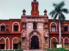 AMU में VC के लिए शार्टलिस्ट 3 नामों में कार्यवाहक कुलपति की पत्नी का नाम शामिल, बढ़ सकता है विवाद