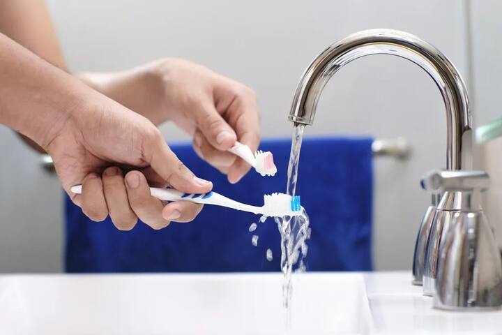 ब्रिटनची आरोग्य संस्था 'नॅशनल हेल्थ सर्व्हिस' (NHS) ने ब्रश केल्यानंतर लगेच तोंड न धुण्याचा सल्ला दिला आहे. कारण ते तोंडात सोडलेल्या टूथपेस्टमध्ये असलेले फ्लोराईड देखील धुवू शकतात.