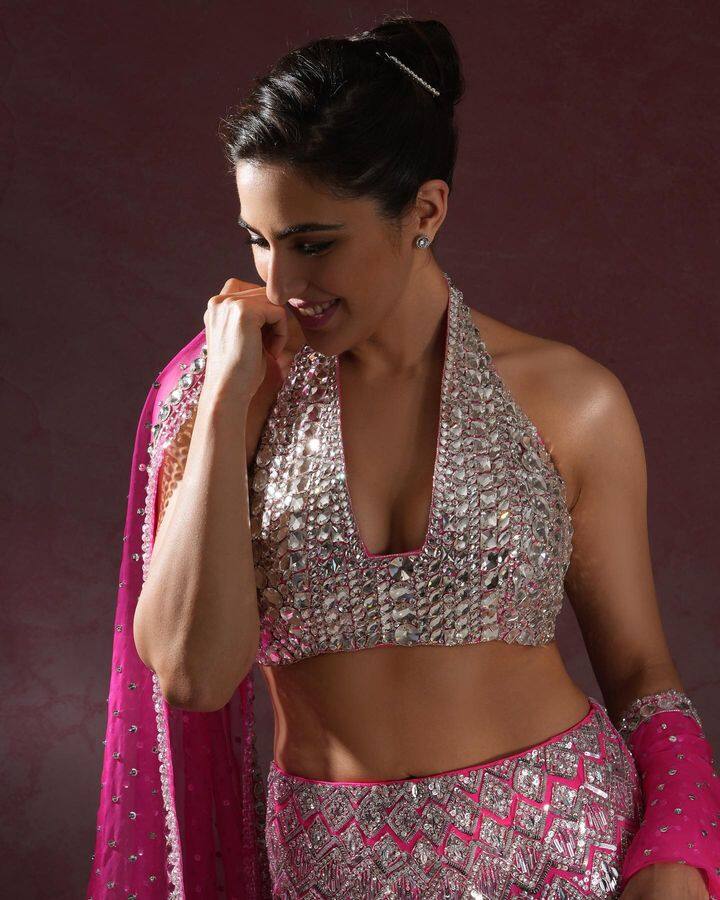 बेबी पिंक रंगाच्या लेहेंग्यात अभिनेत्रीने असा किलर लूक दाखवला, हे पाहून लोक वेडे झाले.