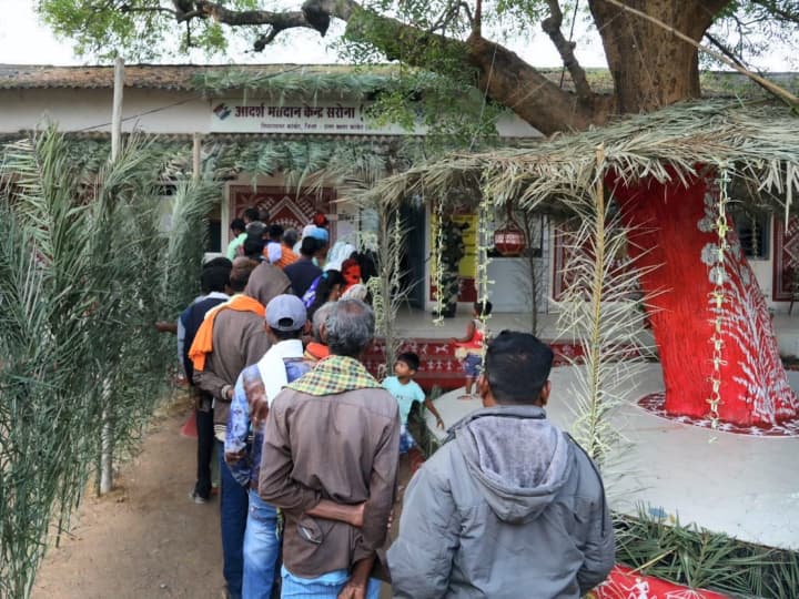 आद&zwj;िवासी बहुल इलाके उत्तर बस्तर में मतदाता मतदान के ल&zwj;िए घरों से न&zwj;िकलकर आए.