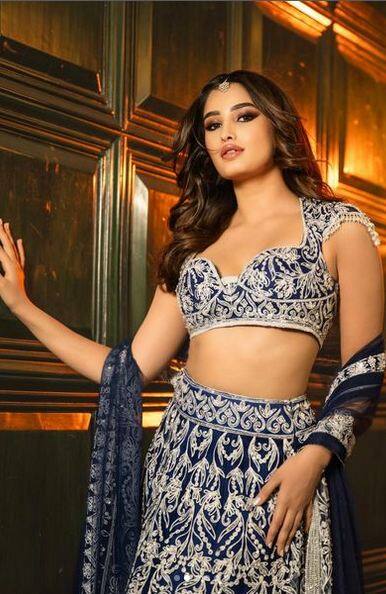 ਇਨ੍ਹਾਂ ਤਸਵੀਰਾਂ 'ਚ ਰਾਸ਼ਾ ਥਡਾਨੀ ਨੀਲੇ ਅਤੇ ਸਿਲਵਰ ਲਹਿੰਗਾ ਸੈੱਟ 'ਚ ਸ਼ਾਨਦਾਰ ਪੋਜ਼ ਦਿੰਦੀ ਨਜ਼ਰ ਆ ਰਹੀ ਹੈ।