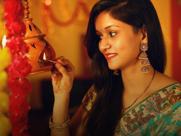 भारत की तरह सऊदी अरब में भी लोग दिवाली सेलिब्रेट करते हैं. दीप जलाते हैं और एक दूसरे को मिठाइयां बांटते हैं.