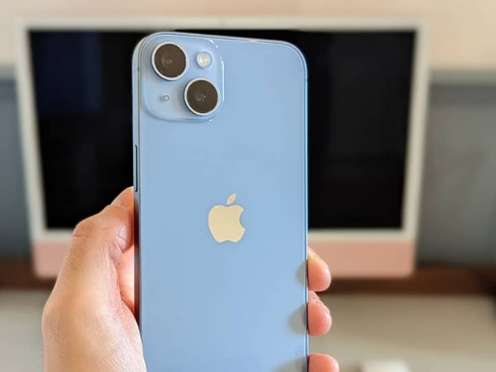 iPhone 14 Plus: बड़ी डिस्प्ले और दमदार बैटरी के साथ आने वाला ये स्मार्टफोन फ्लिपकार्ट पर 63,999 रुपये में उपलब्ध है. स्मार्टफोन पर 1,000 रुपये का डिस्काउंट SBI क्रेडिट कार्ड पर दिया जा रहा है. इसमें आपको A15 चिप और 12+12MP के दो कैमरा मिलते हैं.