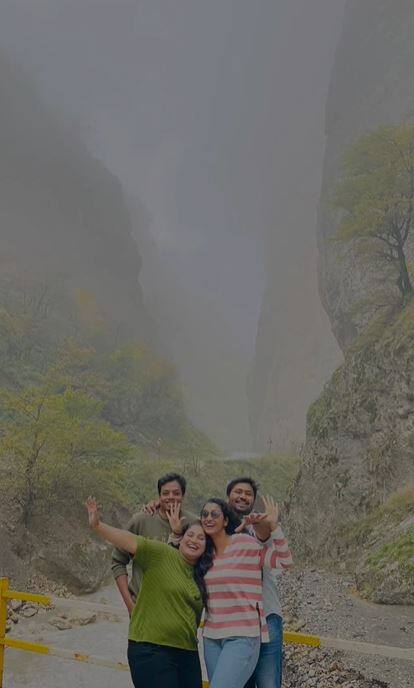 அந்தவகையில், அவரது நண்பர்களுடன் ட்ரிப் சென்றுள்ளார்.
