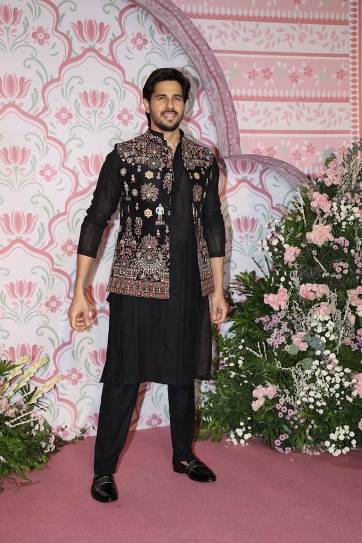 Sidharth Malhotra, who arrived sans his wife Kiara, looked dapper as usual in a black ensemble and his charming smile.