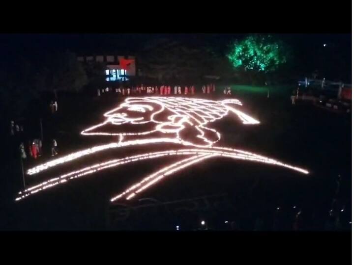 शिवाजी महाराजांची प्रतिमा साकारण्यासाठी 15 हजार पणत्या, 105 लिटर तेल, 30 हजार वाती, 54 किलो फुले, 45 किलो रांगोळ आणि 8 बाय 16 चा भगवा ध्वज तयार करण्यात आला.