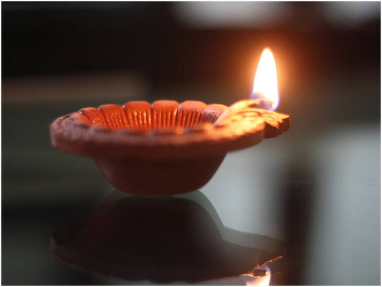 Do you know where to place mud lamps in front of the house on Diwali? Deepavali 2023: దీపావళి రోజున మట్టి దీపాలను ఇంటి ముందు ఎక్కడెక్కడ పెట్టాలో తెలుసా?