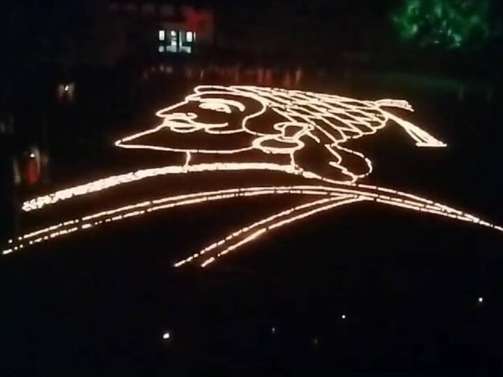 छत्रपती संभाजीनगर जिल्ह्यात दीपावलीच्या पूर्व संध्येला छत्रपती शिवाजी महाराजांच्या 350 या राज्याभिषेक वर्षानिमिताने 15 हजार पणत्यांच्या साह्याने महाराजांची प्रतिमा साकारण्यात आली आहे.