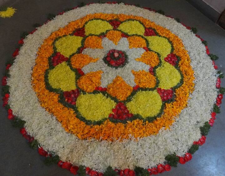 வெள்ளை சாமந்தி, மஞ்சள் சாமந்தி போன்ற பூக்களை பயன்படுத்தி பெரிய ரங்கோலி போடலாம்.