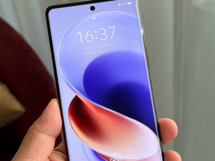 स्मार्टफोन में 6.78 इंच की पंच होल हो OLED डिस्प्ले 1.5k रेजोल्यूशन के साथ मिलेगी जो 144hz के रिफ्रेश रेट और 3000 निट्स के पिक ब्राइटनेस के साथ आएगी. स्मार्टफोन की सिक्योरिटी के लिए इसमें आपको इन-डिस्पले फिंगरप्रिंट सेंसर मिलेगा.