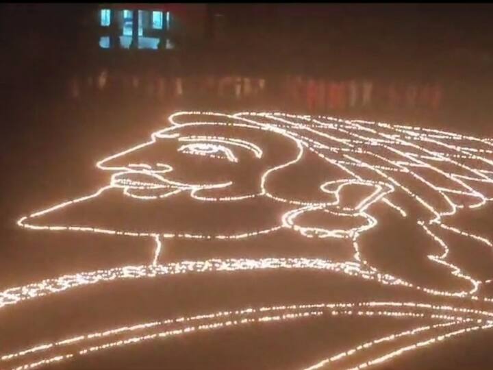 याचवेळी भगव्या ध्वजाखाली शिव प्रतिमासमोर 350 तोफांची (फटाक्यांची) सलामी देण्यात आली.