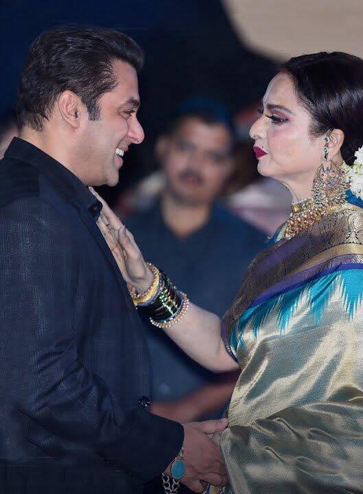 सलमान खान ने ये भी बताया था कि उन्होंने एक बार सिर्फ रेखा के लिए ही योगा क्लासेस ज्वाइन की थी.ताकि वो उन्हें जी भरकर देख सकें. इतना ही नहीं सलमान ने तो अपने पेरेंट्स से ये भी कह दिया था कि वो शादी सिर्फ रेखा से ही करेंगे.