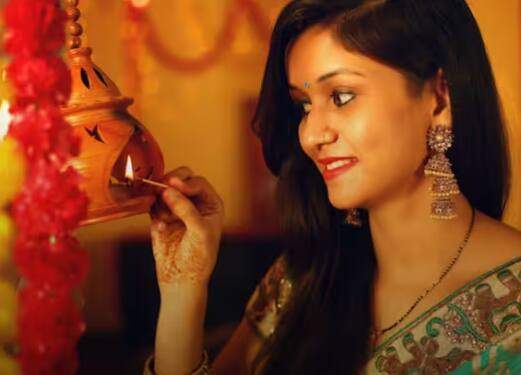 ਭਾਰਤ ਵਾਂਗ ਸਾਊਦੀ ਅਰਬ ਵਿੱਚ ਵੀ ਲੋਕ ਦੀਵਾਲੀ ਮਨਾਉਂਦੇ ਹਨ। ਦੀਵੇ ਜਗਾਉਂਦੇ ਹਨ ਅਤੇ ਇੱਕ ਦੂਜੇ ਨੂੰ ਮਠਿਆਈਆਂ ਵੰਡਦੇ ਹਨ।