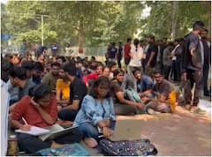 छात्रा से छेड़छाड़ मामले के अपराधी अभी भी पकड़ से बाहर, फिर धरने पर बैठे BHU-IIT के छात्र 