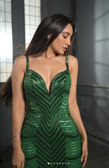 ਰਿਵੀਲਿੰਗ ਬਾਡੀਕੌਨ ਗਾਊਨ 'ਚ ਸੁਰਭੀ ਜੋਤੀ ਨੇ ਦਿੱਤੇ ਸੈਕਸੀ ਪੋਜ਼