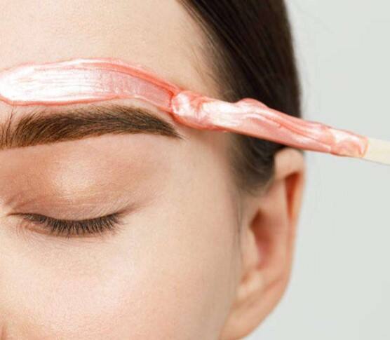 ਅੱਜ ਦੇ ਸਮੇਂ ਵਿੱਚ ਹਰ ਕੋਈ ਸੁੰਦਰ ਦਿਖਣਾ ਚਾਹੁੰਦਾ ਹੈ। ਜਿਸ ਕਰਕੇ ਲੋਕ ਵੱਖ-ਵੱਖ ਬਿਊਟੀ treatment ਕਰਵਾਉਂਦੇ ਰਹਿੰਦੇ ਹਨ। ਜਿਨ੍ਹਾਂ ਵਿੱਚੋਂ ਇੱਕ ਹੈ ਵੈਕਸਿੰਗ। ਫੇਸ ਵੈਕਸਿੰਗ ਚਿਹਰੇ ਤੋਂ ਅਣਚਾਹੇ ਵਾਲਾਂ ਨੂੰ ਹਟਾਉਣ ਦਾ ਇੱਕ ਬਹੁਤ ਮਸ਼ਹੂਰ ਤਰੀਕਾ ਹੈ।