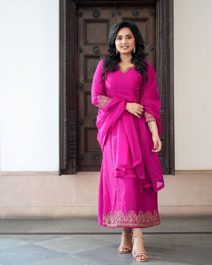 2010 ஆம் ஆண்டிலிருந்து தொடர்ந்து நடித்து வரும் ஸ்ருஷ்டி டாங்கே, மேகா, டார்லிங் ஆகிய படங்கள் மூலம் பிரபலமானார்.