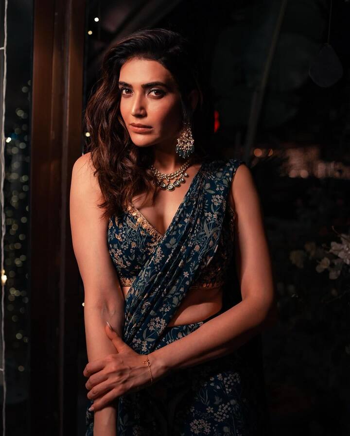 એક્ટ્રેસ કરિશ્મા તન્નાનો ડિઝાઈનર સાડીમાં ગ્લેમરસ અંદાજ જોવા મળ્યો છે. કરિશ્મા તન્ના સાડી લૂકમાં ખૂબ જ સુંદર લાગી રહી છે.