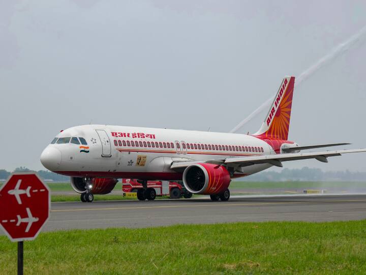 Air Indian flight delhi to CCU delayed by 5 hours passengers stranded Air India Flight: 2.5 घंटे की फ्लाइट, 5 घंटे तक एयर इंडिया देता रहा एक ही जवाब- असुविधा के लिए खेद है