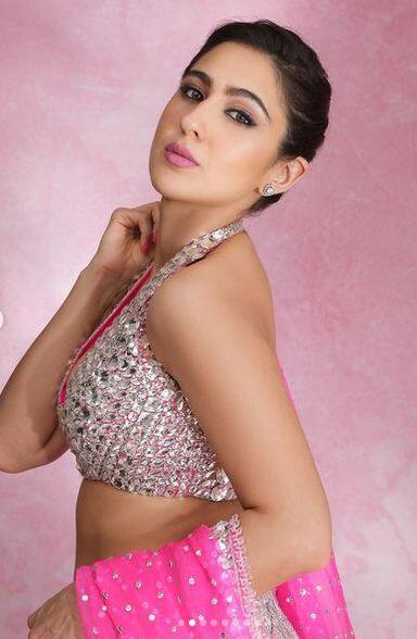 ਖੂਬਸੂਰਤ ਸਾਰਾ ਅਲੀ ਖਾਨ ਨੇ ਆਪਣੇ ਇੰਸਟਾਗ੍ਰਾਮ 'ਤੇ ਕੁਝ ਤਸਵੀਰਾਂ ਸ਼ੇਅਰ ਕੀਤੀਆਂ ਹਨ, ਜਿਸ 'ਚ ਉਸ ਦੇ ਰਵਾਇਤੀ ਲੁੱਕ ਨੂੰ ਦੇਖ ਕੇ ਪ੍ਰਸ਼ੰਸਕ ਉਸ ਦੀ ਖੂਬਸੂਰਤੀ ਦੇ ਦੀਵਾਨੇ ਹੋ ਗਏ ਹਨ। ਸਾਰਾ ਅਲੀ ਖਾਨ ਇਨ੍ਹਾਂ ਤਸਵੀਰਾਂ 'ਚ ਕਾਫੀ ਖੂਬਸੂਰਤ ਲੱਗ ਰਹੀ ਹੈ।