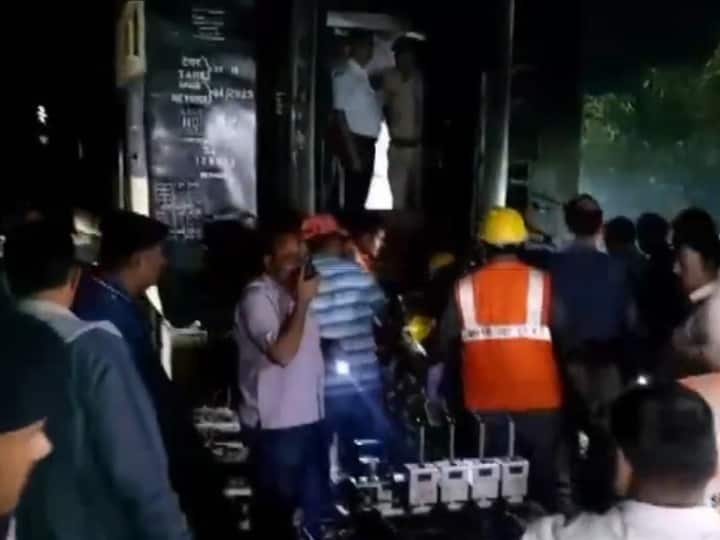 Odisha MEMU passenger train derailed in Sarala Sambalpur district ओडिशा के संबलपुर में मेमू पैसेंजर ट्रेन पटरी से उतरी, रेलवे ट्रैक पर भैंस के आ जाने से हुआ हादसा