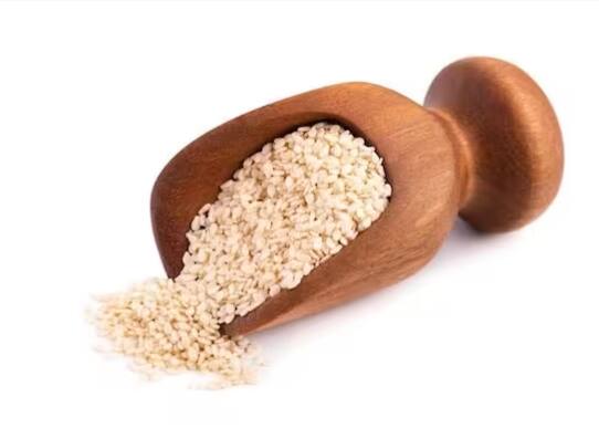 ਸਰਦੀਆਂ ਦਾ ਮੌਸਮ ਤਾਂ ਸ਼ਾਨਦਾਰ ਹੁੰਦਾ ਹੈ ਪਰ ਲੋਕ ਇਸ ਮੌਸਮ ਵਿੱਚ ਸਭ ਤੋਂ ਵੱਧ ਬਿਮਾਰ ਹੁੰਦੇ ਹਨ। ਦਰਅਸਲ ਠੰਡ ਦੇ ਮੌਸਮ 'ਚ ਇਮਿਊਨ ਸਿਸਟਮ ਕਮਜ਼ੋਰ ਹੋਣ ਕਾਰਨ ਕਈ ਤਰ੍ਹਾਂ ਦੀਆਂ ਮੌਸਮੀ ਬਿਮਾਰੀਆਂ ਸਰੀਰ ਨੂੰ ਪ੍ਰਭਾਵਿਤ ਕਰਦੀਆਂ ਹਨ। ਅਜਿਹੇ 'ਚ ਸਿਹਤ ਮਾਹਿਰਾਂ ਦਾ ਕਹਿਣਾ ਹੈ ਕਿ ਗਰਮ ਸੁਭਾਅ ਵਾਲੇ ਚਿੱਟੇ ਤਿੱਲ ਸਰਦੀਆਂ ਲਈ ਬਹੁਤ ਫਾਇਦੇਮੰਦ ਹੁੰਦੇ ਹਨ।