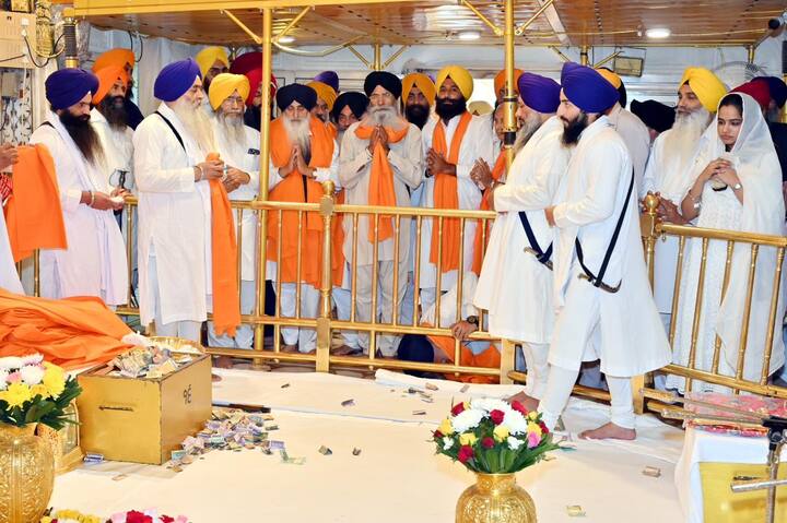 ਉਨ੍ਹਾਂ ਦੇ ਮੁਕਾਬਲੇ ਪ੍ਰਧਾਨਗੀ ਦੀ ਚੋਣ ਲੜਨ ਲਈ ਖੜੇ ਸ. ਬਲਬੀਰ ਸਿੰਘ ਘੁੰਨਸ ਨੂੰ 17 ਵੋਟਾਂ ਪਈਆਂ, ਜਦਕਿ 2 ਵੋਟਾਂ ਰੱਦ ਹੋਈਆਂ। ਇਜਲਾਸ ਦੌਰਾਨ ਸੱਚਖੰਡ ਸ੍ਰੀ ਹਰਿਮੰਦਰ ਸਾਹਿਬ ਦੇ ਮੁੱਖ ਗ੍ਰੰਥੀ ਤੇ ਸ੍ਰੀ ਅਕਾਲ ਤਖ਼ਤ ਸਾਹਿਬ ਦੇ ਜਥੇਦਾਰ ਗਿਆਨੀ ਰਘਬੀਰ ਸਿੰਘ, ਤਖ਼ਤ ਸ੍ਰੀ ਕੇਸਗੜ੍ਹ ਸਾਹਿਬ ਦੇ ਜਥੇਦਾਰ ਗਿਆਨੀ ਸੁਲਤਾਨ ਸਿੰਘ, ਸ੍ਰੀ ਅਕਾਲ ਤਖ਼ਤ ਸਾਹਿਬ ਦੇ ਵਧੀਕ ਮੁੱਖ ਗ੍ਰੰਥੀ ਗਿਆਨੀ ਮਲਕੀਤ ਸਿੰਘ ਅਤੇ ਸ਼੍ਰੋਮਣੀ ਕਮੇਟੀ ਦੇ 137 ਮੈਂਬਰ ਮੌਜੂਦ ਰਹੇ।