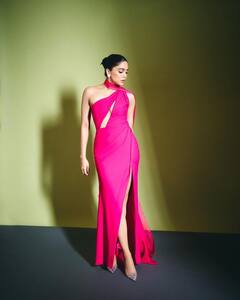 Sharwari Wagh: 'बंटी और बबली 2' फेम शर्वरीचा क्लासी लूक; पाहा नवे फोटो!