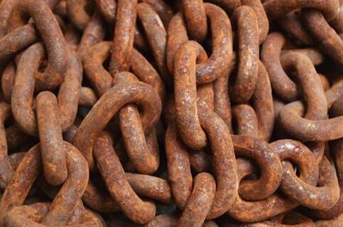 ધનતેરસના દિવસે લોખંડનું દાન કરવું ખૂબ જ ફળદાયી માનવામાં આવે છે. એવું માનવામાં આવે છે કે, ધનતેરસના દિવસે લોખંડનું દાન કરવાથી મુશ્કેલીઓમાંથી મુક્તિ મળે છે. લોખંડને શનિદેવની ધાતુ માનવામાં આવે છે. ધનતેરસ કે દિવાળીના દિવસે લોખંડનું દાન કરવાથી દેવી લક્ષ્મીની કૃપા સાથે શનિદેવનું શુભ ફળ પણ પ્રાપ્ત થાય છે.