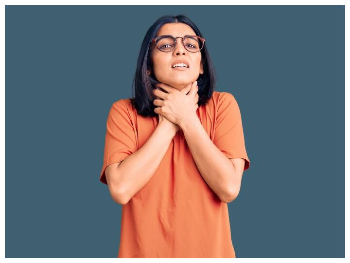 अदरक और नींबू के करें गरारा गर्म पानी में नमक, अदरक या नींबू मिलाकर गरारा करने से और भी अधिक लाभ होता है. रोजाना कई बार गर्म पानी से गला धोने से गले की खराश जल्दी ठीक हो जाती है.